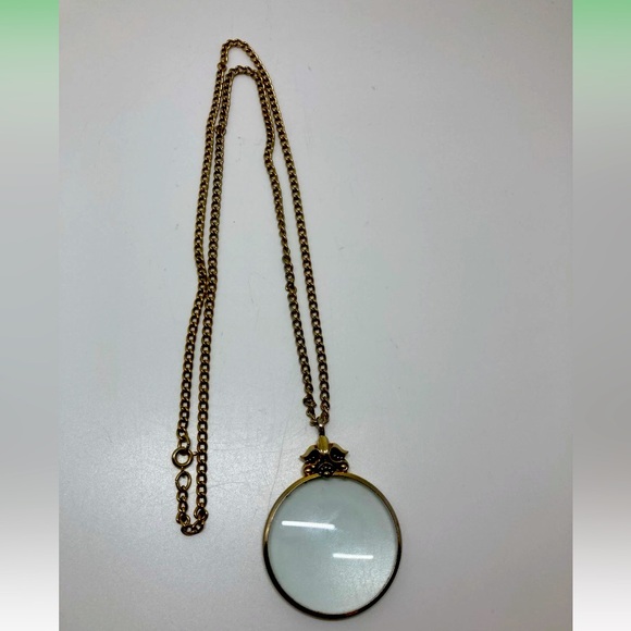 Vintage 1970's Signed Avon Magnifying Glass Pendant Necklace - Picture 1 of 6
